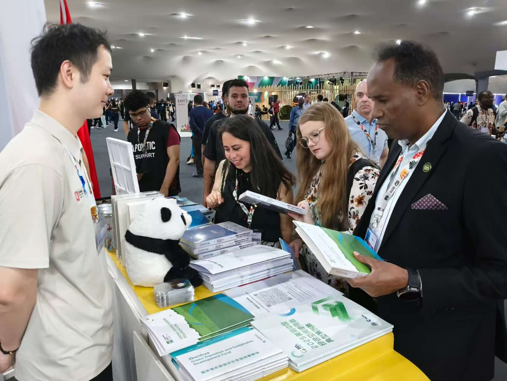 各国代表参与大会