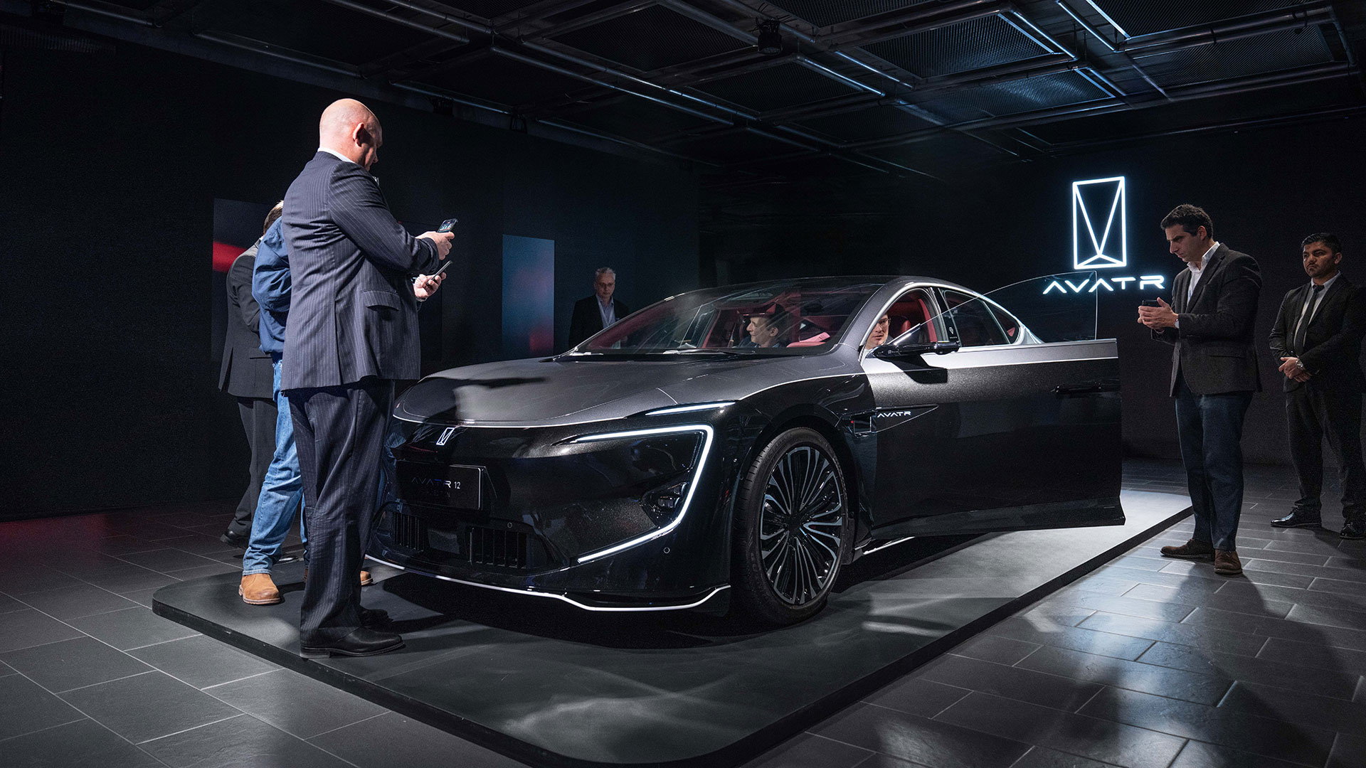 为让欧洲用户早日体验到这些优质的数智化产品,长安汽车作了充分准备